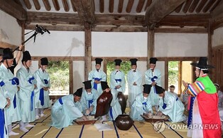 강릉단오제 시작 알리는 '신주미 봉정'…참가 세대 역대 최대