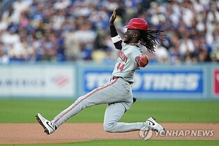 MLB 신시내티 데 라 크루스, 하루에 4도루…벌써 시즌 30도루