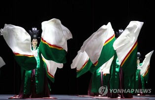 소맷자락 펄럭이며 나는 꾀꼬리…서울무용단 '일무' 네번째 공연