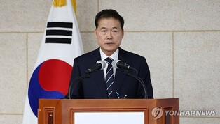 (LEAD) Unification minister criticizes ex-liberal President Moon's memoir
