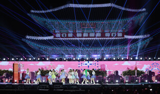 Photos from NewJeans' 'Korea On Stage' performance at Gyeongbokgung Palace