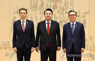 Yoon receives credentials of 15 new foreign envoys