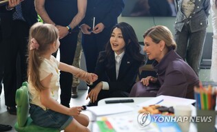 First lady attends exhibition by Ukrainian children