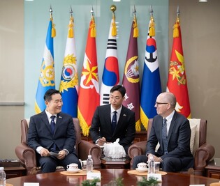 Defense minister discusses S. Korea-U.S. alliance with RAND Corp. chief