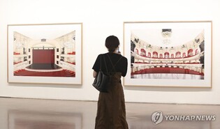 텅 빈 건물을 담은 초상사진…독일 사진가 칸디다 회퍼 개인전