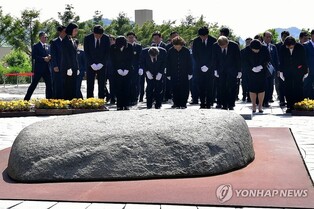 Political leaders gather at memorial service for late President Roh