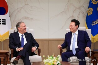 Yoon meets ex-U.S. Secretary Pompeo, discusses Korean Peninsula issues