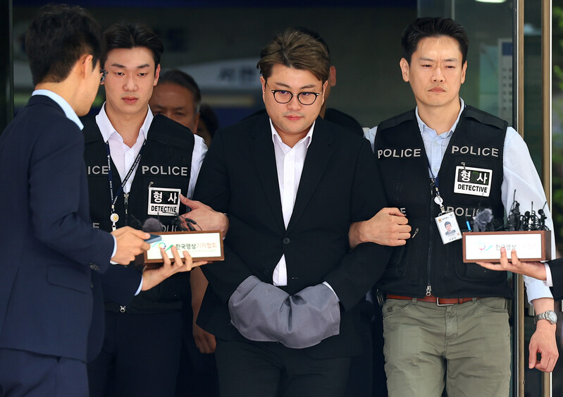 Embattled popera star Kim Ho-joong says 'sincerely sorry' ahead of arrest warrant hearing