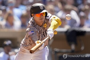 김하성, 절묘한 번트 안타로 타점…멀티 히트도 달성