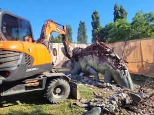 한강공원 '괴물' 10년만에 철거…서울시 모든 조형물 점검