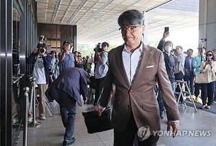 Chat records show pastor sent photo of gift to first lady ahead of meeting