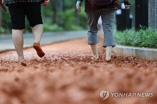 '맨발 걷기로 스트레스 해소' 부산 곳곳에 황톳길 조성