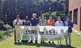 "올여름은 동해시로"…유인촌, 청년 직원과 기차여행 체험