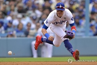 다저스 에르난데스, 경기 중 인터뷰하다 실책…야구팬 갑론을박