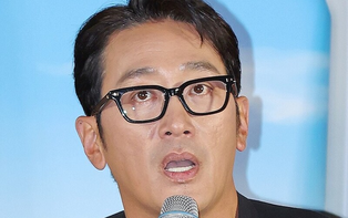 Ha Jung-woo 'Feels Used To Acting Characters in Toil' about Film 'Hijacking'