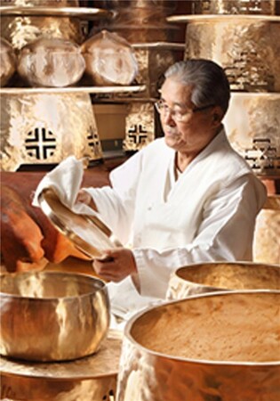 3대째 이어온 방짜유기…이봉주 유기장 명예보유자 '백수' 맞아