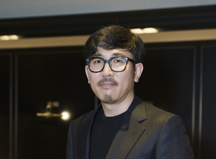 'Hijacking' Director Kim Sung-han Satisfied with Ha Jung-woo's Acting
