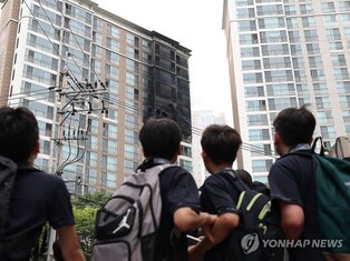 Fire at apartment building in southern Seoul leaves nearly 40 fleeing for safety; 2 injured
