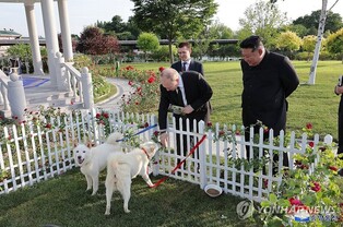 (LEAD) Kim gifts pair of Pungsan dogs to Putin after summit: KCNA