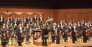 몸짓으로 연주하는 지휘…페트렌코와 서울시향의 드보르자크