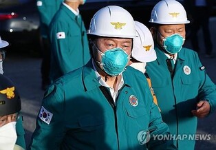 Yoon visits site of battery plant fire that killed at least 22