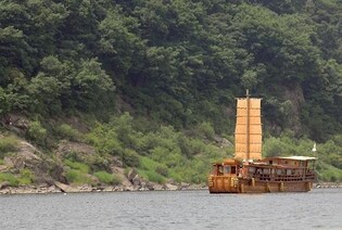 파주 임진강 명물 '황포돛배' 인기…이용객 증가