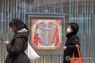 명품 줄줄이 'n차' 인상…에르메스·구찌 이어 루이비통도 뛰어