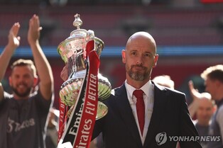 맨유, 텐하흐 감독과 재계약 완료…2026년 6월까지 지휘봉