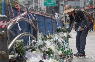 (LEAD) Police book 2 men for leaving notes deriding victims of deadly car crash in Seoul