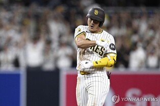 김하성, 시즌 두 번째 3안타 폭발…8회 극적인 동점 적시타도