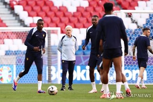 '재미없다' 비판에 데샹 프랑스 축구대표팀 감독 "그럼 보지마"