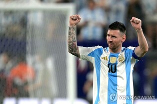 메시, 드디어 골맛!…아르헨, 캐나다 2-0 꺾고 '코파 결승행'