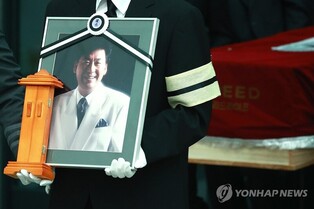 故 현철 눈물의 영결식…"국민 애환 노래로 위로해준 애국자"