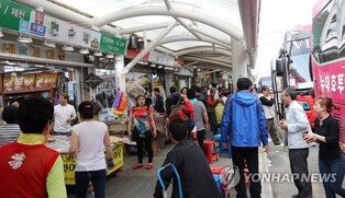 "오징어 고향 주문진에서 버터구이를"…전통시장서 야시장 운영