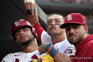 MLB서 나온 '귀 가리고 주먹 드는 세리머니'…트럼프 지지 논란