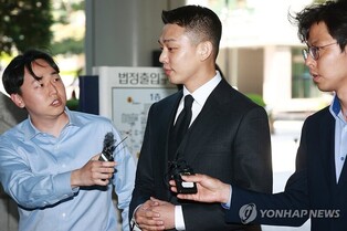 (LEAD) Actor Yoo Ah-in sued for allegedly raping man in 30s