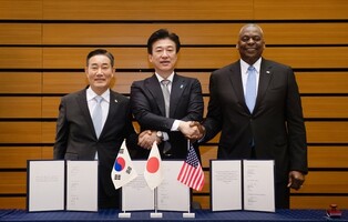 (LEAD) S. Korea, U.S., Japan ink document formalizing trilateral security cooperation