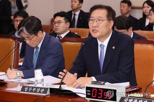 First lady's questioning outside prosecution office was not a special favor: justice minister