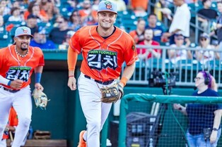 美 앨라배마 마이너리그팀 유니폼에 '김치'…김치 핫도그 인기