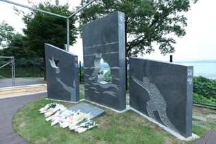 (LEAD) Monument set up to commemorate N. Korean defectors who died during escapes