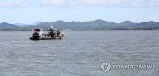 (LEAD) 1 N. Korean defects through 'neutral waters' between 2 Koreas: military sources