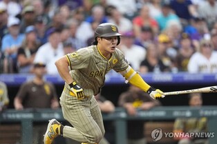 MLB 김하성, '태극 배트'로 행운의 2루타…멀티히트도 달성