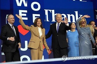 [美민주 전대] '복장 전통' 깬 해리스…'황갈색' 정장에 오바마 소환