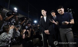 '음주 스쿠터' 슈가, 3시간여 경찰 조사…"혐의 인정"(종합3보)