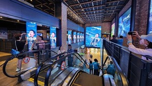 "Seeing Hero's Concert Again on the Big Screen": Theaters Embroidered Sky Blue