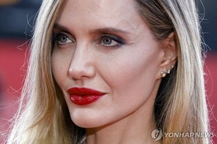 졸리, 伊영화제서 8분간 기립박수에 울먹…피트와는 안 마주쳐