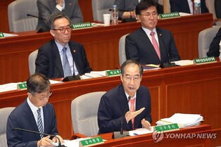 한총리, 野 뉴라이트 아냐 묻자 "색깔 칠하지 말고 미몽서 깨라"(종합)