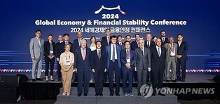 (LEAD) BOK chief says time to consider rate cut as inflation cools