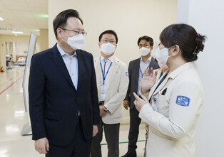 Health minister inspects emergency room