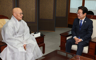 Lee visits Buddhist leader